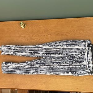 Stretchy dress pants. Good condition. Size medium. Has pockets.